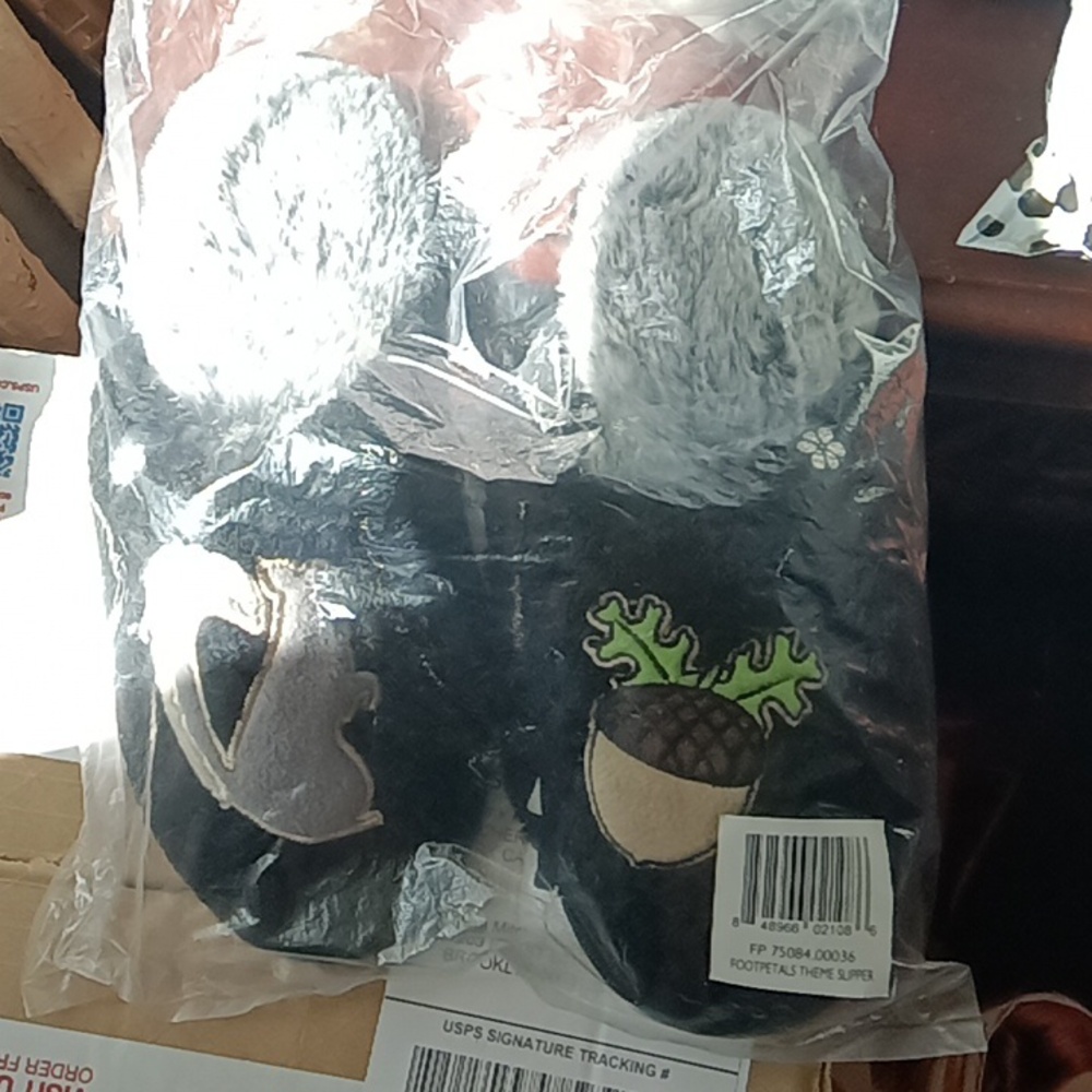 NWT FOOTPETALS THEME BEDROOM SLIPPER